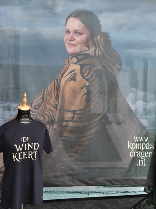 T Shirt " De Wind Keert " Maat L