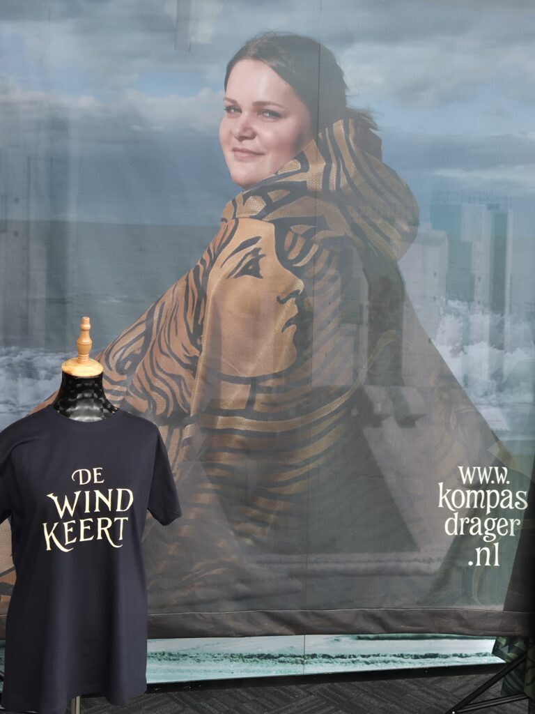T Shirt " De Wind Keert " Maat L